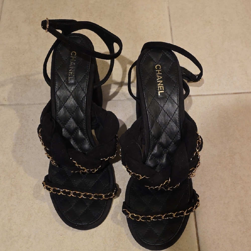 CHANEL AUTHENTIC Elegant Black Suede Sandals with Twist And Gold Chain 9.5 - Picture 3 of 7
